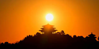 People enjoy the first sunrise of 2026 at Wanchun Pavilion in Jingshan Park, Beijing, China.
