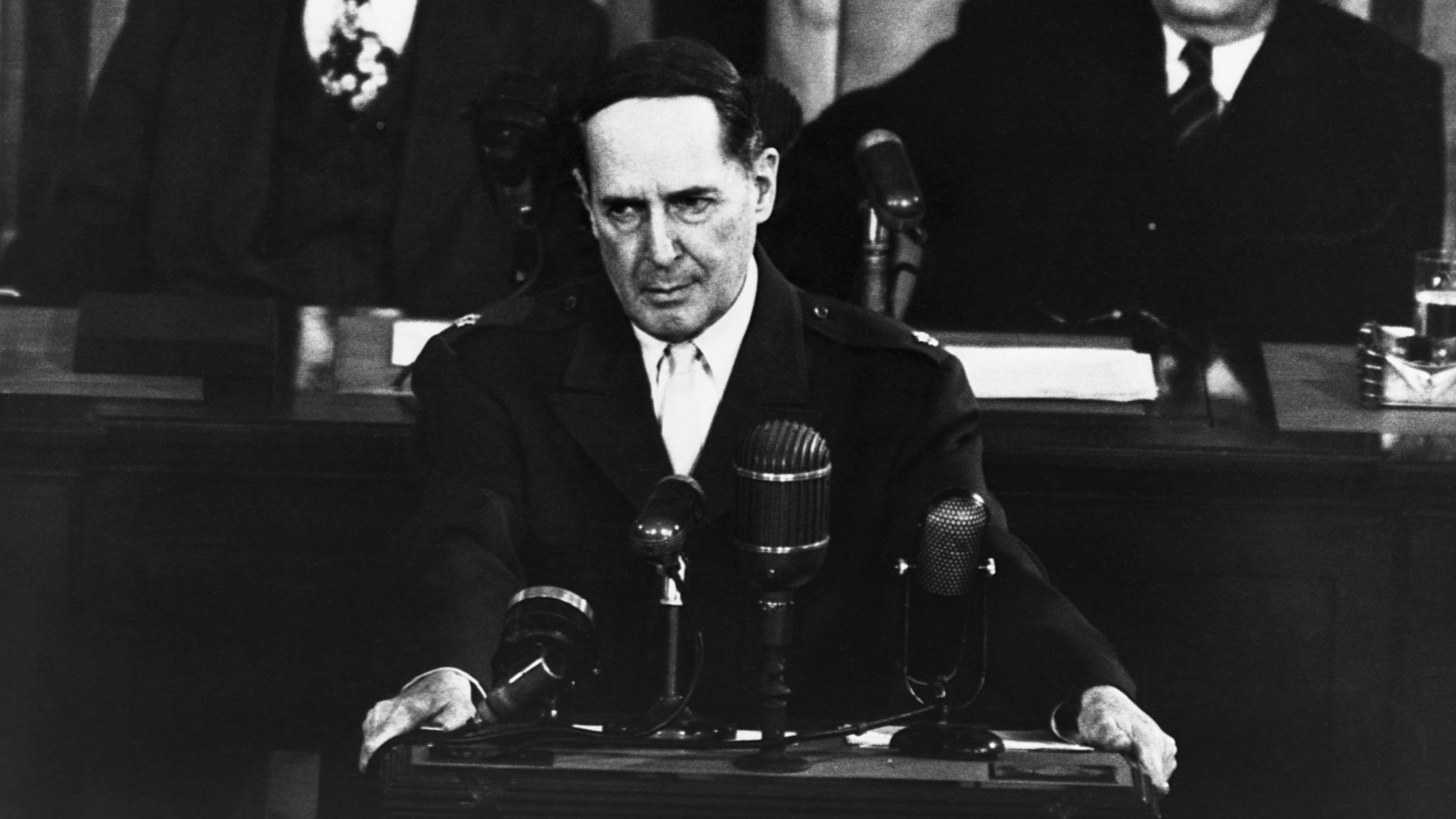 gallicchio1_Corbis via Getty Images_douglasmacarthursenatehearing