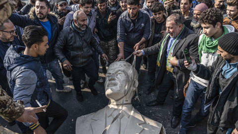 barfi28_AnadoluGettyImages_hafez_alassad_statue_downed