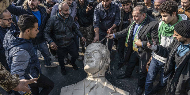 barfi28_AnadoluGettyImages_hafez_alassad_statue_downed