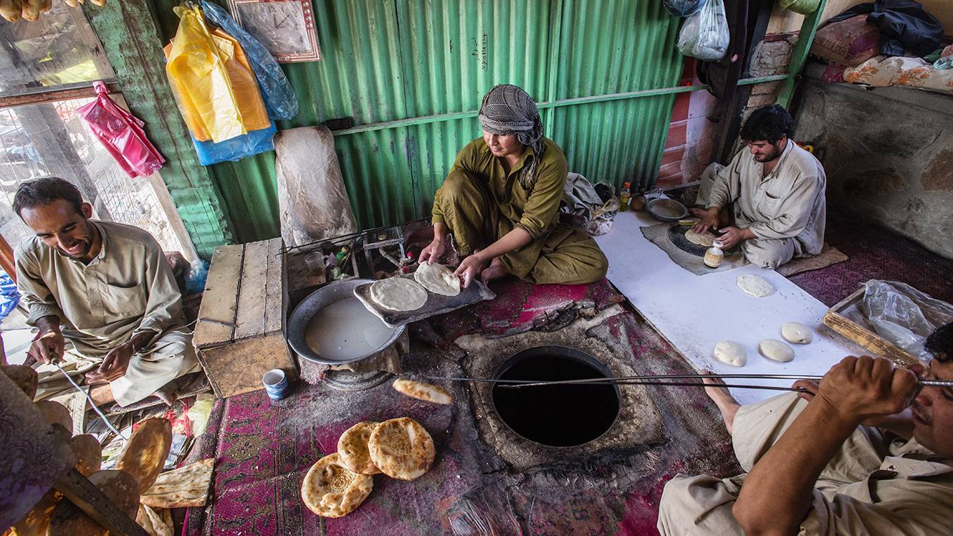 yumkella15_NurPhotoNurPhoto via Getty Images_afghanbakeryfamilycooking
