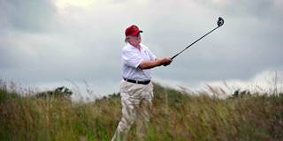  Trump golfing