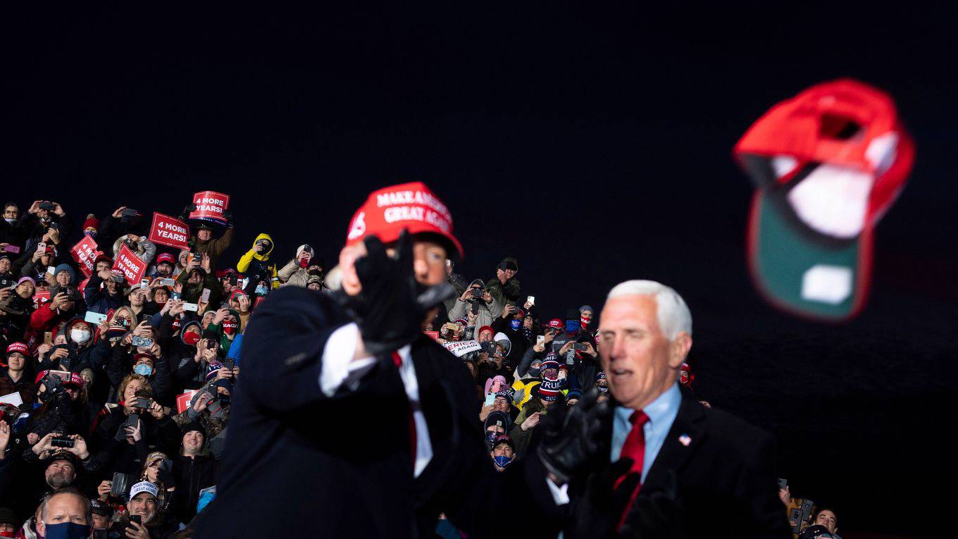 buruma166_BRENDAN SMIALOWSKIAFP via Getty Images_trump pence hats