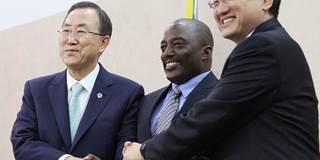 World Bank President Jim Yong Kim with two dignitaries.