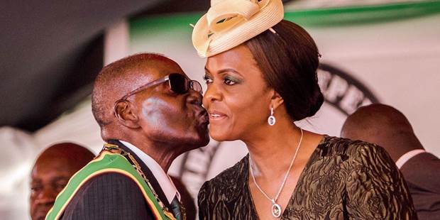 Mugabe kisses Grace