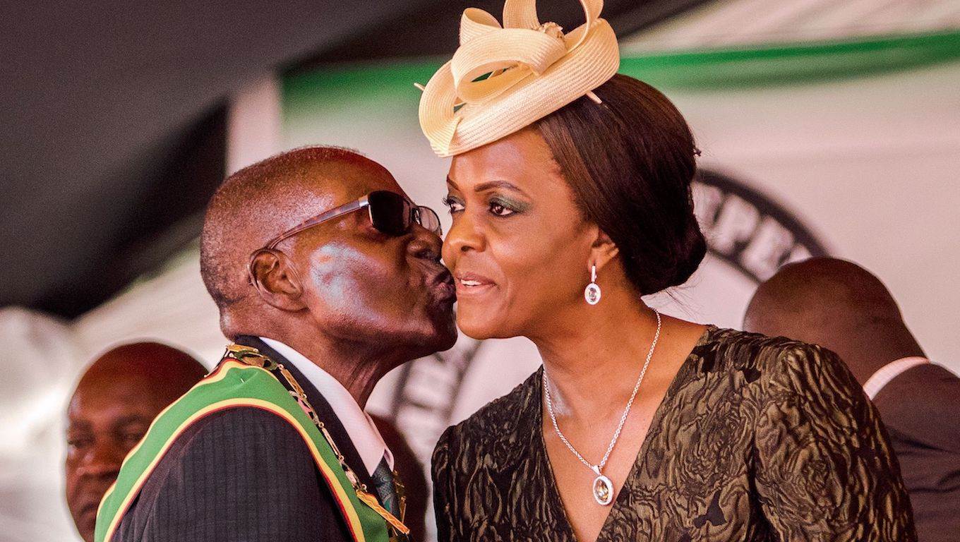 Mugabe kisses Grace