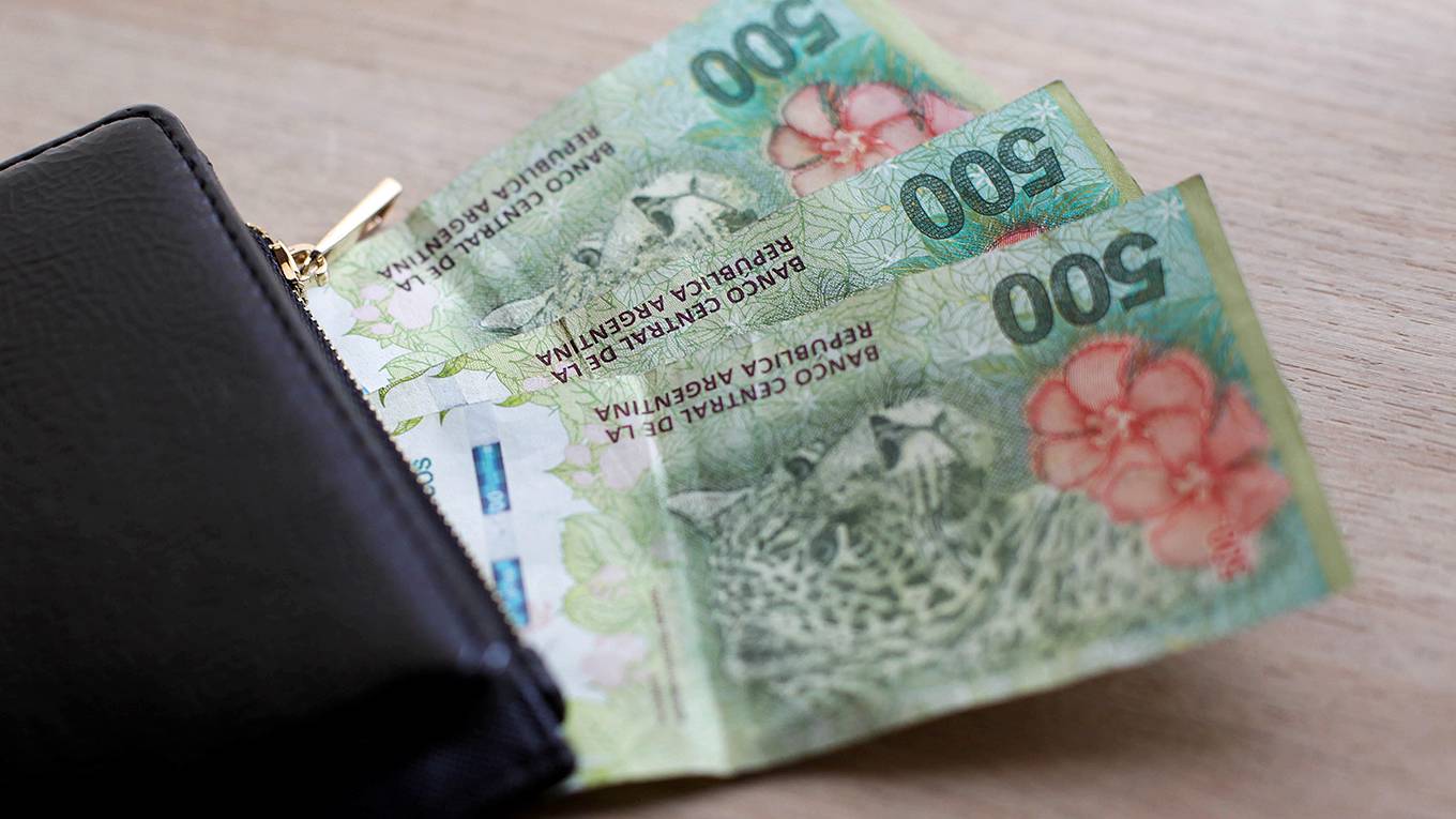 rogoff186_Carol SmiljanNurPhoto via Getty Images_argentinemoneywallet
