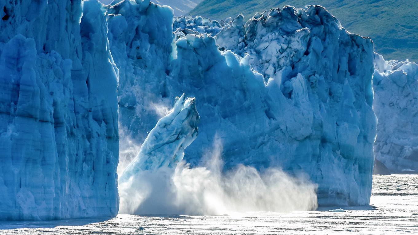 courtice1_DonMennigGettyImages_glaciericefalling