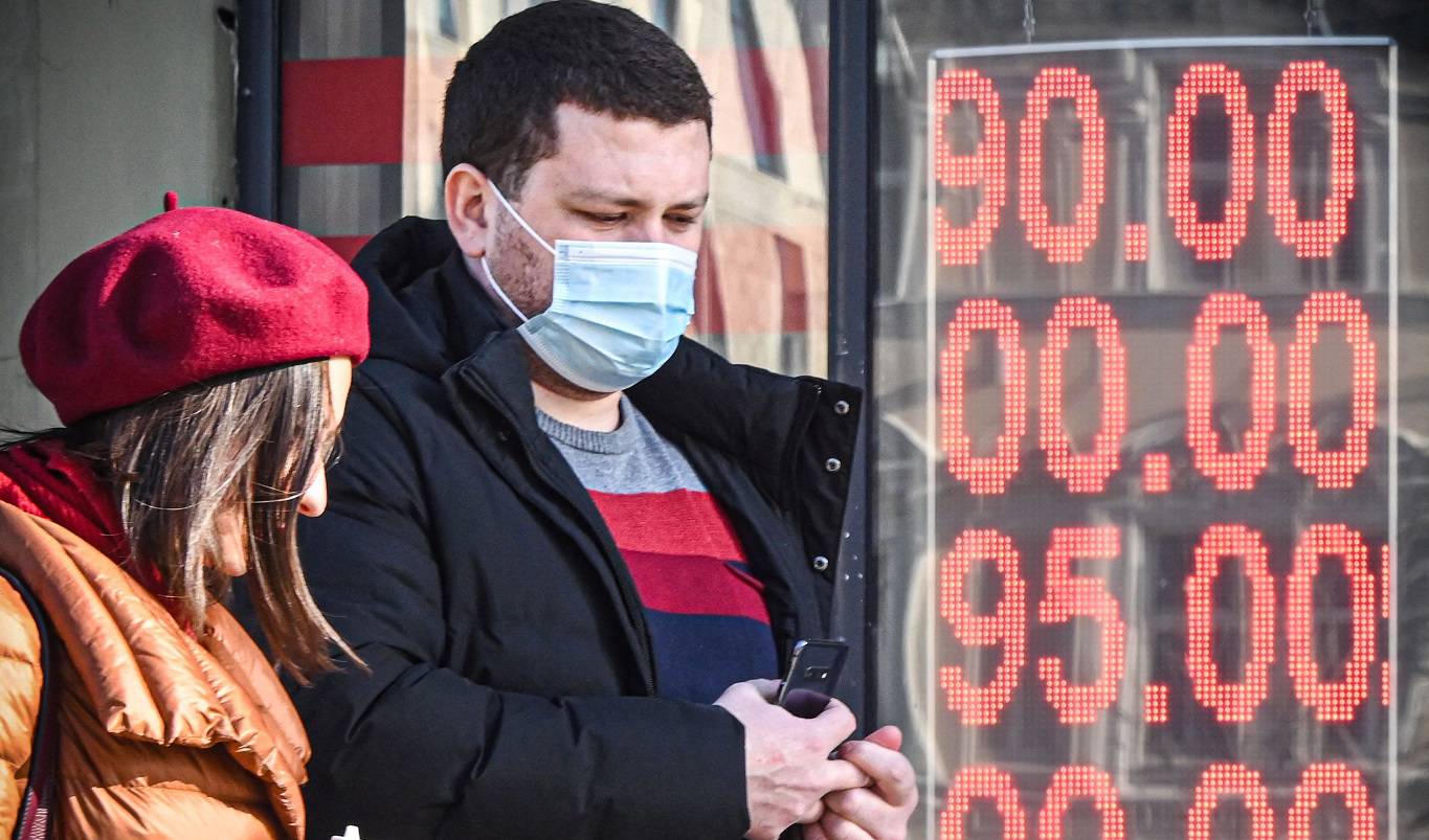 basu78_ALEXANDER NEMENOVAFP via Getty Images_ruble exchange