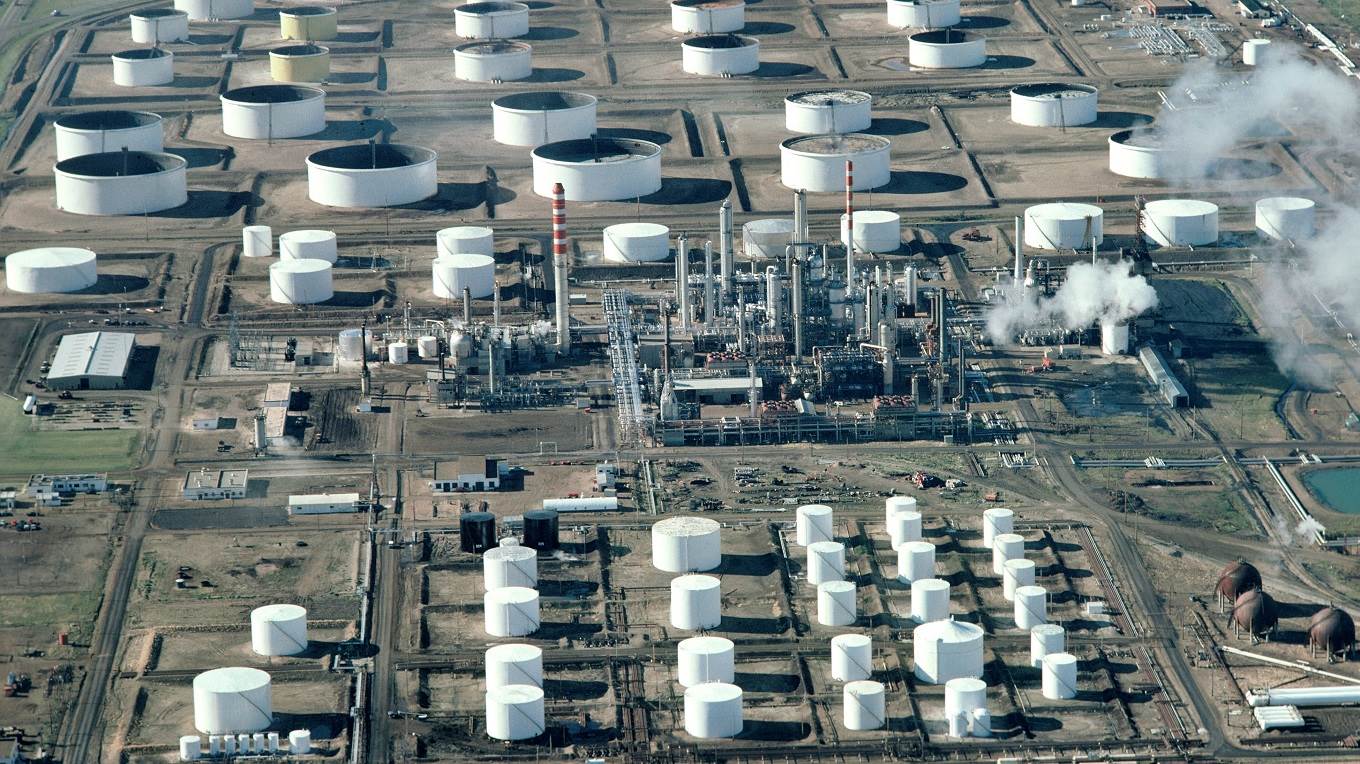 Oil refinery and petroleum storage tanks in Edmonton