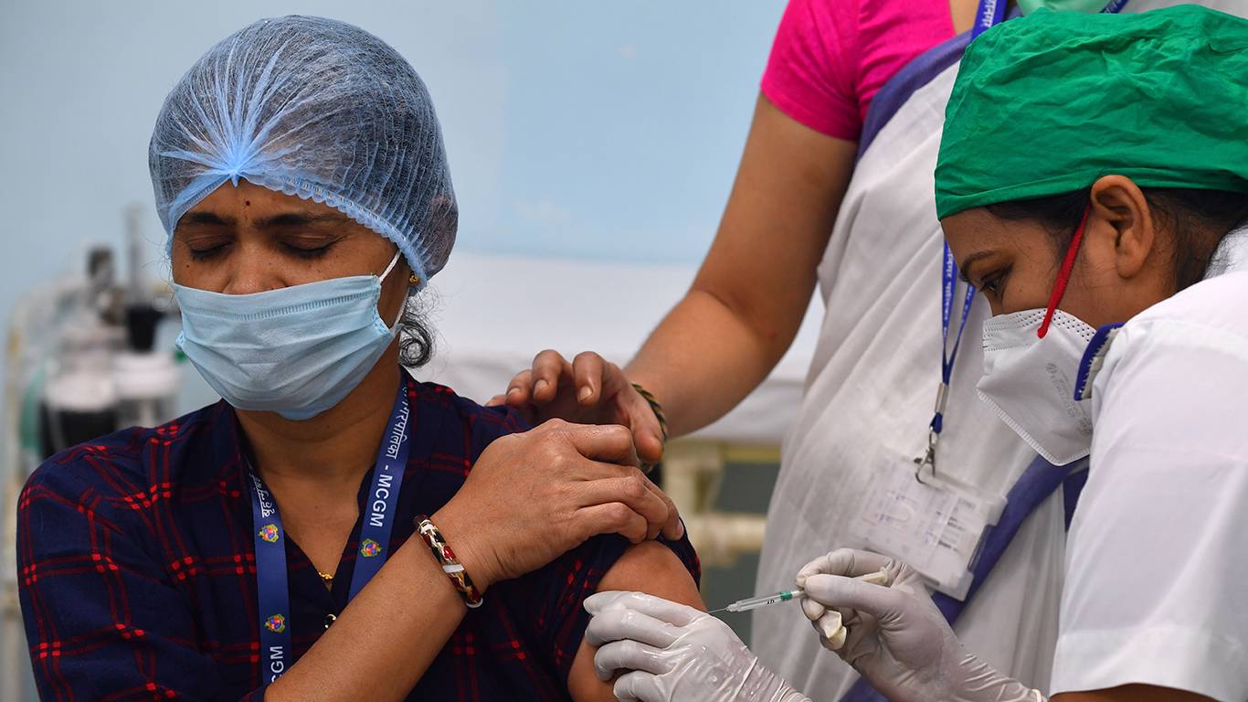 abeykoon1_INDRANIL MUKHERJEEAFP via Getty Images_vaccine