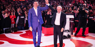 Spanish Prime Minister Pedro Sánchez and Brazilian President Luiz Inácio Lula da Silva stand together on stage during the Global Progressive Mobilisation meeting in Barcelona, speaking at a formal political summit with a conference backdrop.