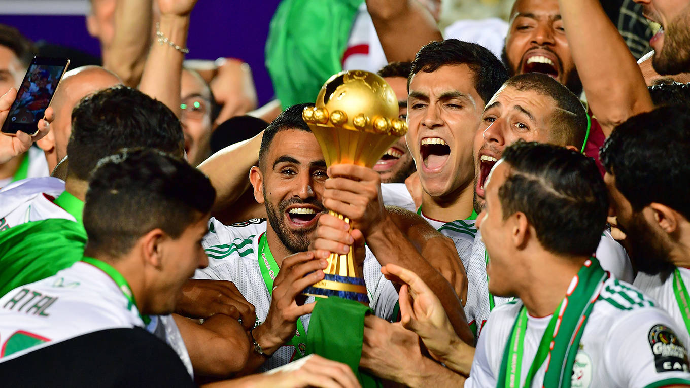 arezki7_GIUSEPPeCACACEAFPGettyImages_algeriansoccerteamcelebration