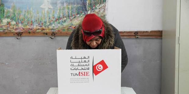 tunisian woman votes