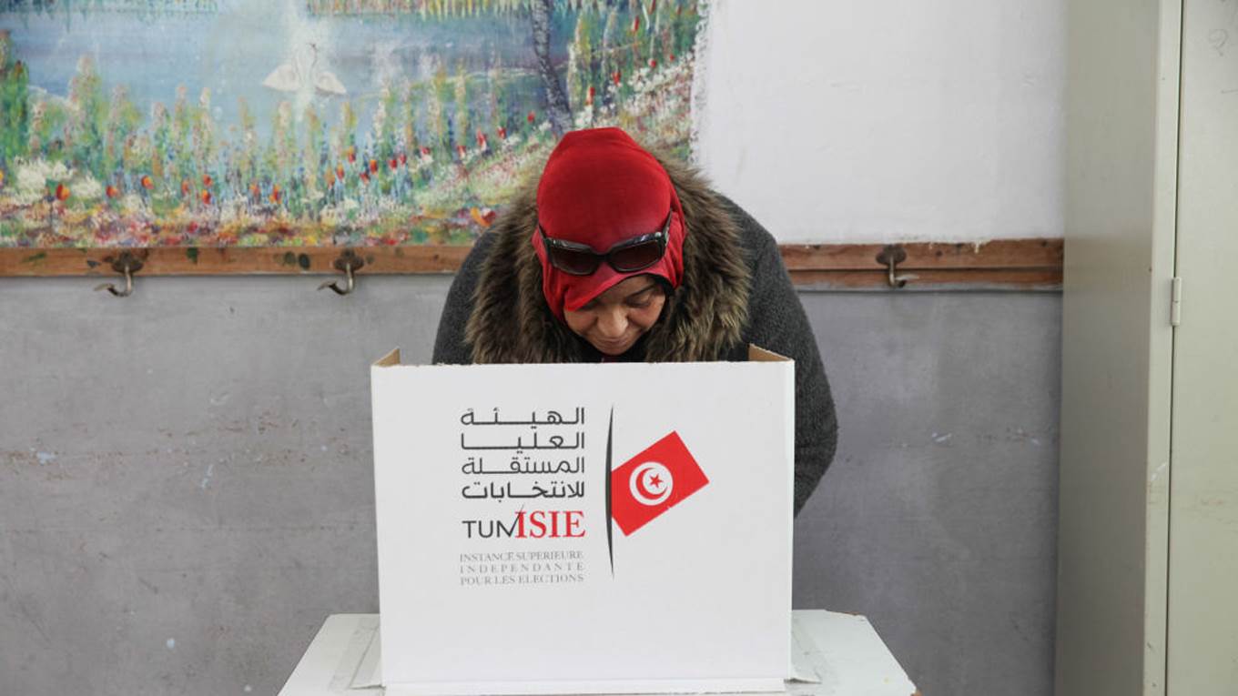 tunisian woman votes