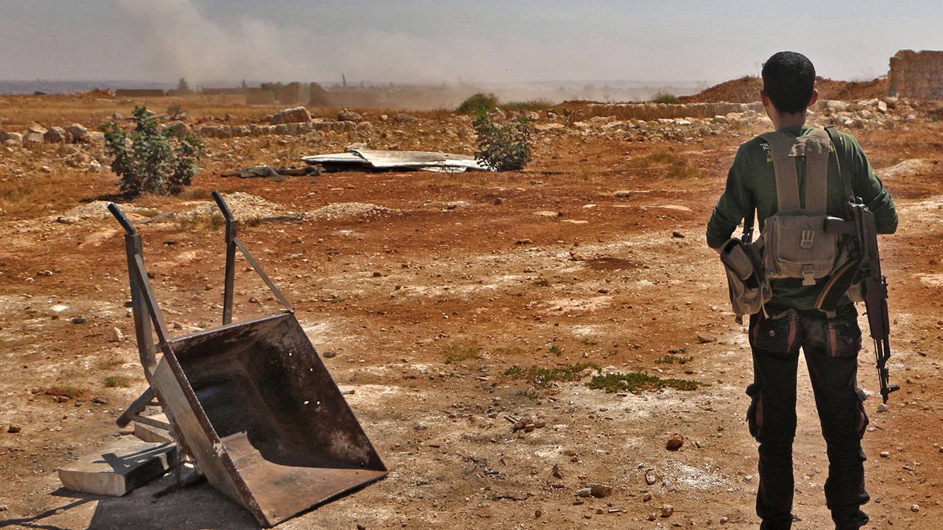 murabit2_AAREFWATADAFPGettyImages_syriansoldierwheelbarrowdesert