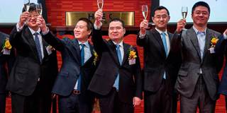 hina Literature Limited CEO Liang Xiaodong and Wu wenhui rase champagne glasses 