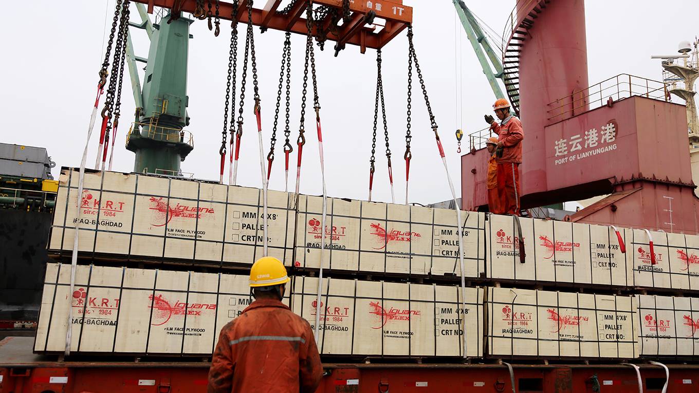 zhang40_Wang ChunVCG via Getty Images_chineseworkersshippingboat