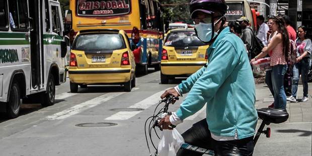 A cyclist wearing a face mask in an attempt to protect himself from air pollution