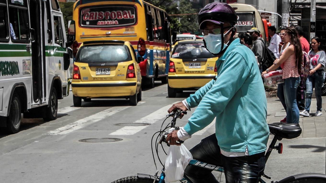 A cyclist wearing a face mask in an attempt to protect himself from air pollution