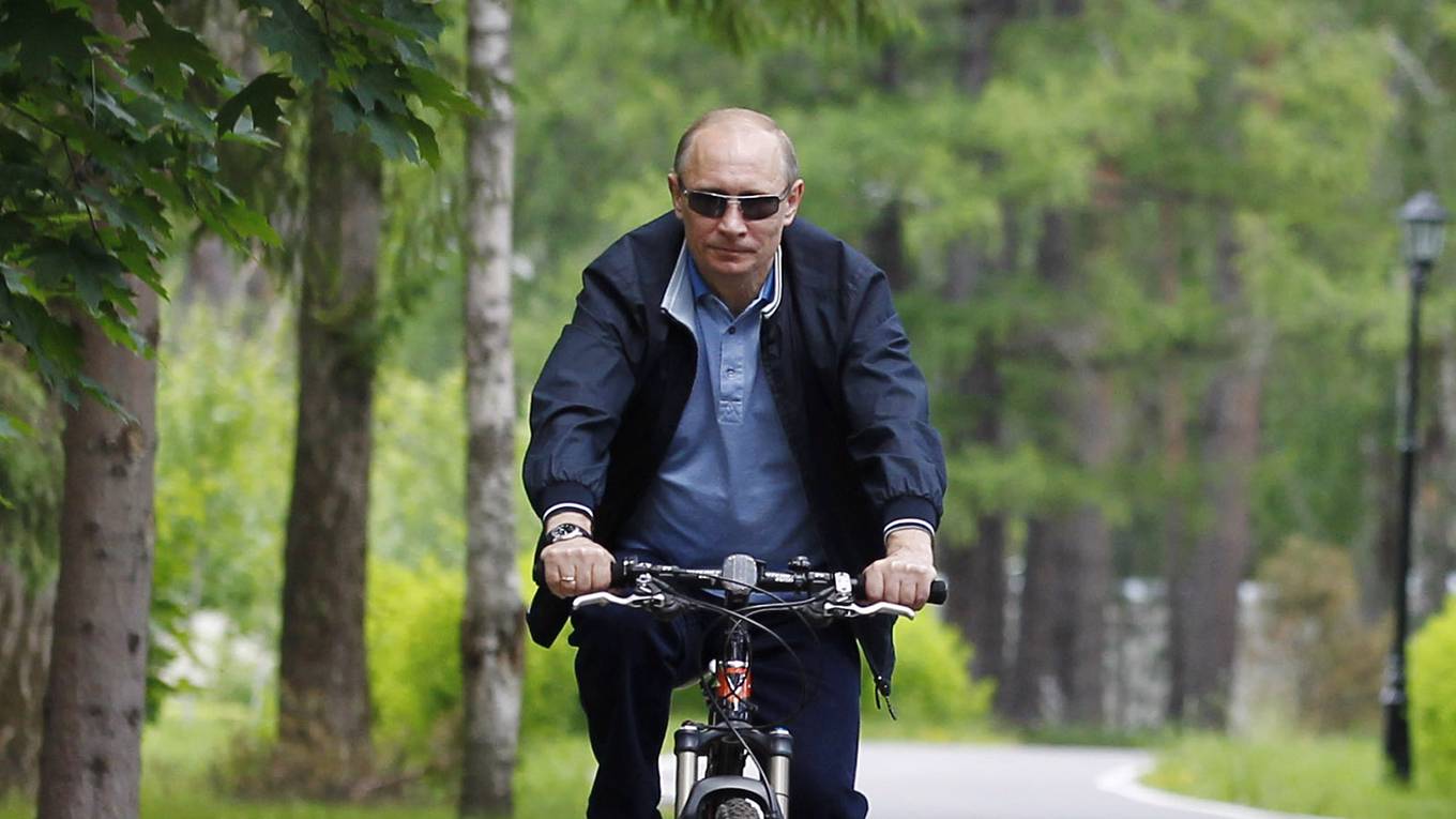 op_michnik2_DMITRY ASTAKHOVAFP via Getty Images_putinbike