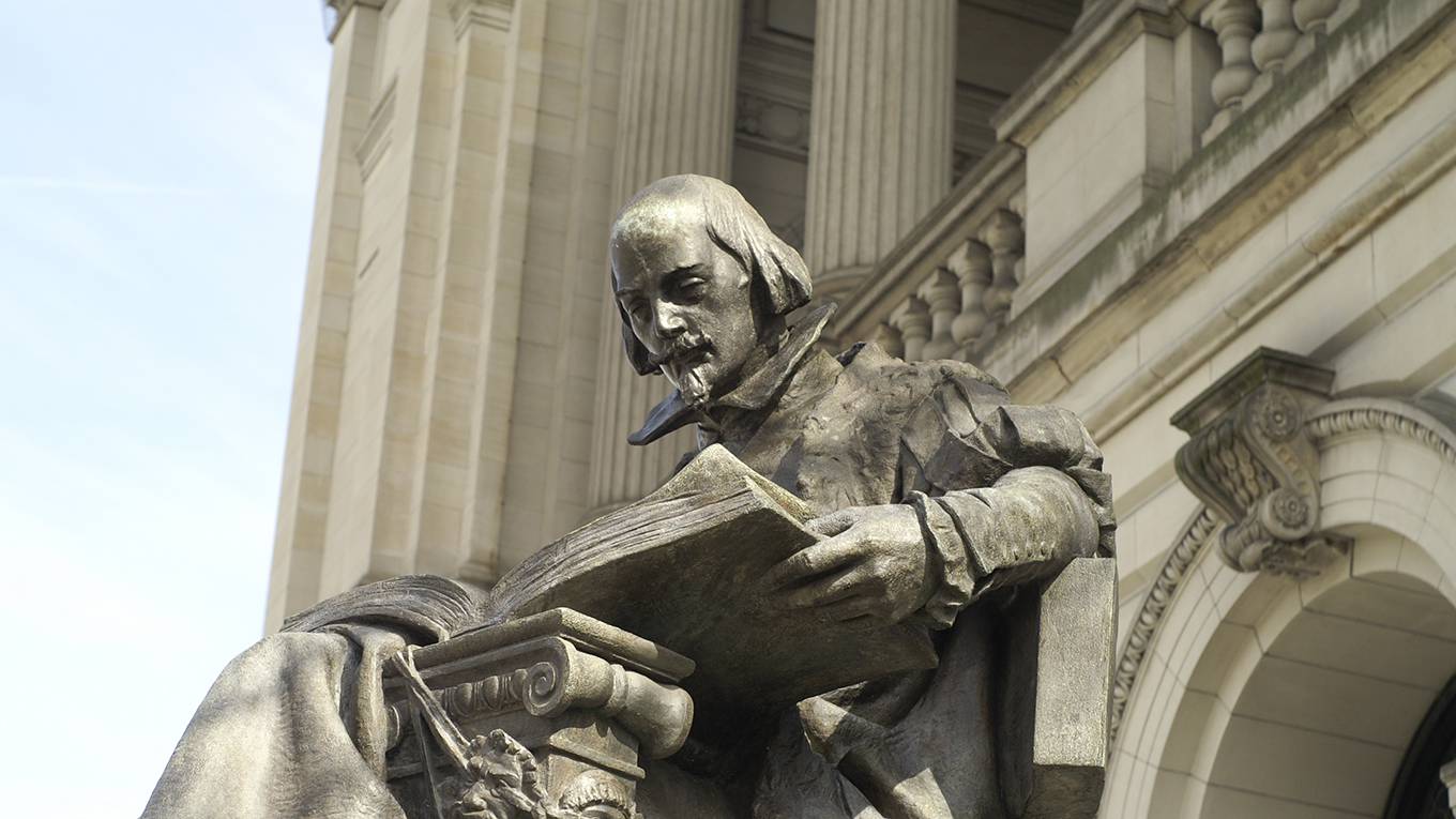 davies64_bgwalkerGettyImages_shakespearestatuebuilding