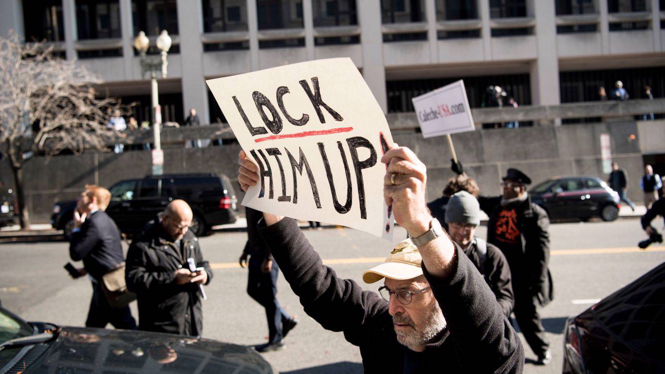 mueller27_BRENDAN SMIALOWSKIAFP via Getty Images_protest trump