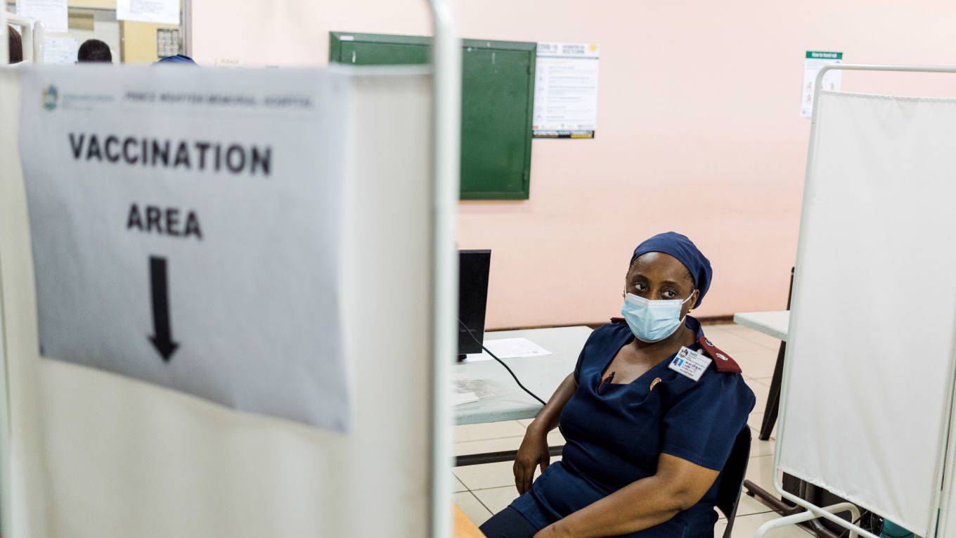 elerian134_MLUNGIS MBELEAFP via Getty Images_covid vaccine