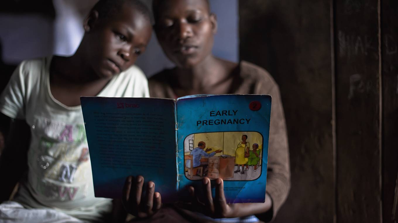 hclark6_Neil ThomasCorbis via Getty Images_girlsreadpregnancybook