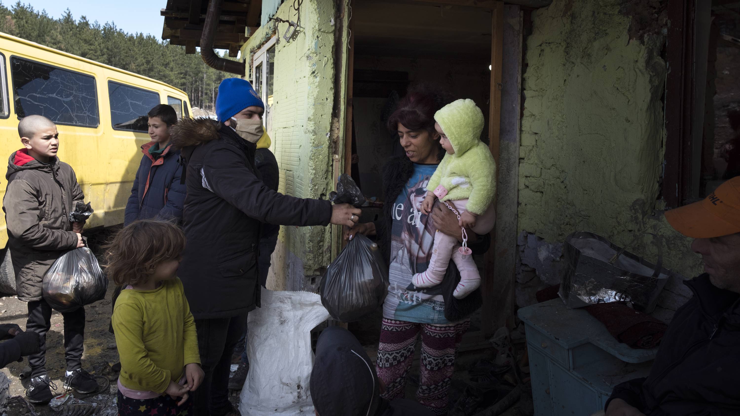 ravallion2_Jodi HiltonNurPhoto via Getty Images_coronavirusaidpovertyromabulgaria