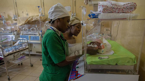 ggray1_DanielBeloumouOlomoGettyImages_neonatal_ward_cameroon