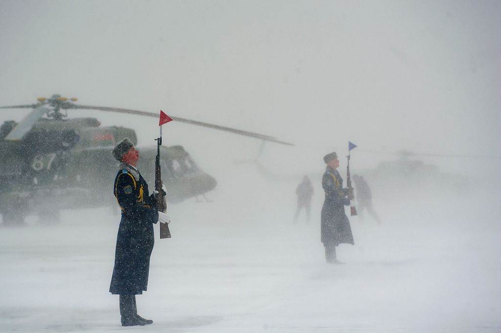 Belarus honor guards in front of new Russian Mi-8mtv-5 helicopters