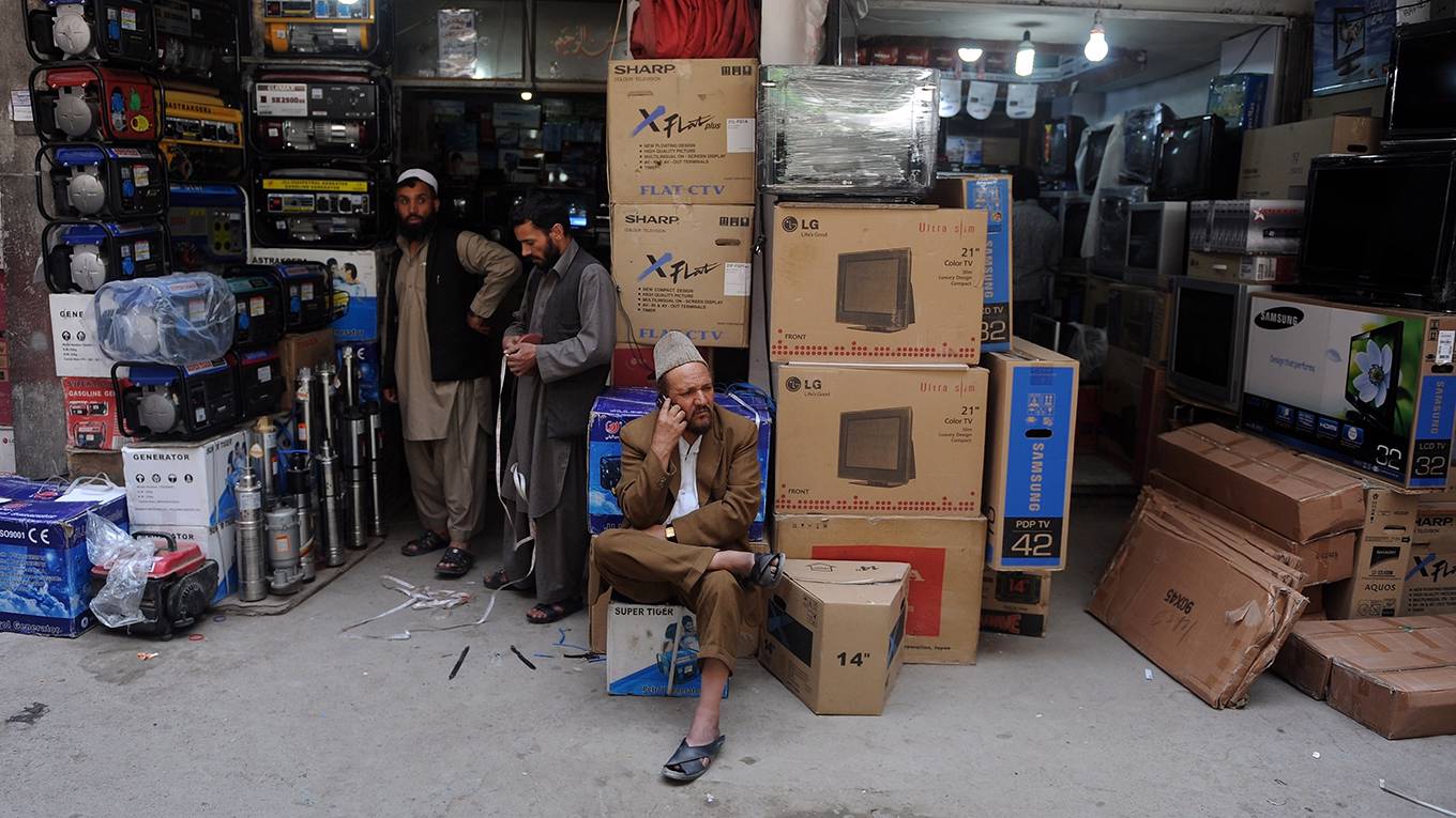 gros151_PUNIT PARANJPEAFP via Getty Images_afghanistanmarketphone