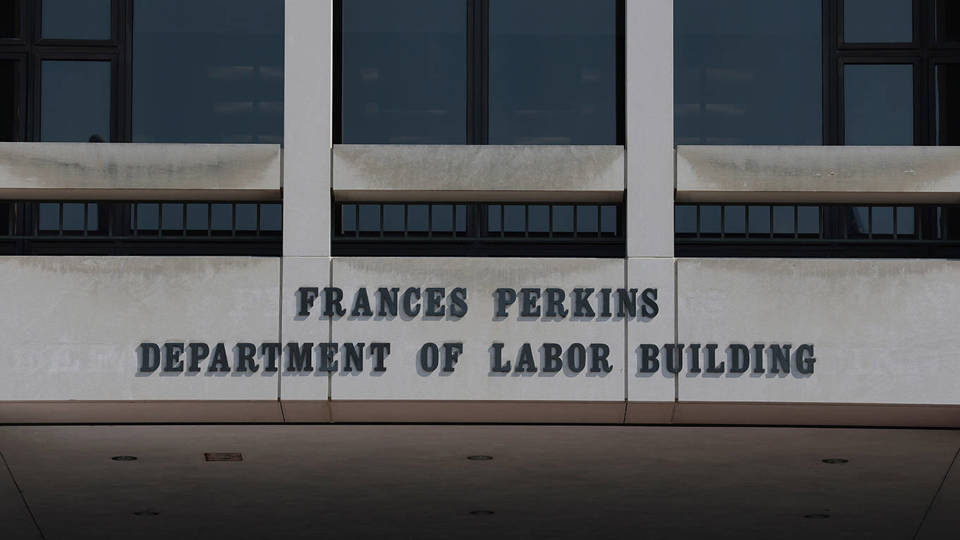 Trumpove tarife ogrožajo podjetja, ekonomisti pa kritizirajo njegovo gospodarsko politiko