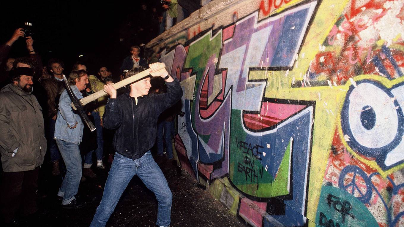 solana109_robert wallisCorbis via Getty Images_manhittingberlinwall
