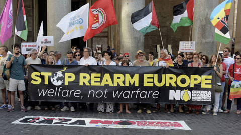 popescu8_Simona Granati CorbisGettyImages_rome_protest_against_rearmament