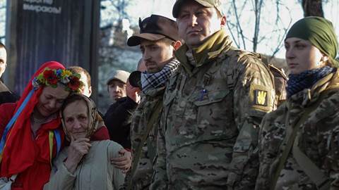 Ukraine volunteer soldiers women cryng Russia