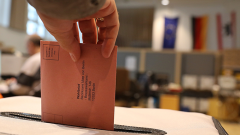 A voter casts his ballot in early voting in German federal elections 