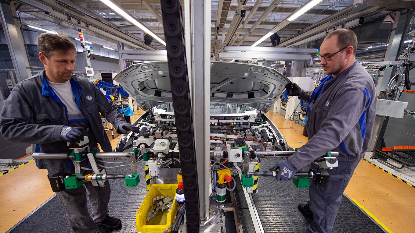 fischer156_ChristopheGateaupicture allianceviaGetty Images_autofactoryworkers