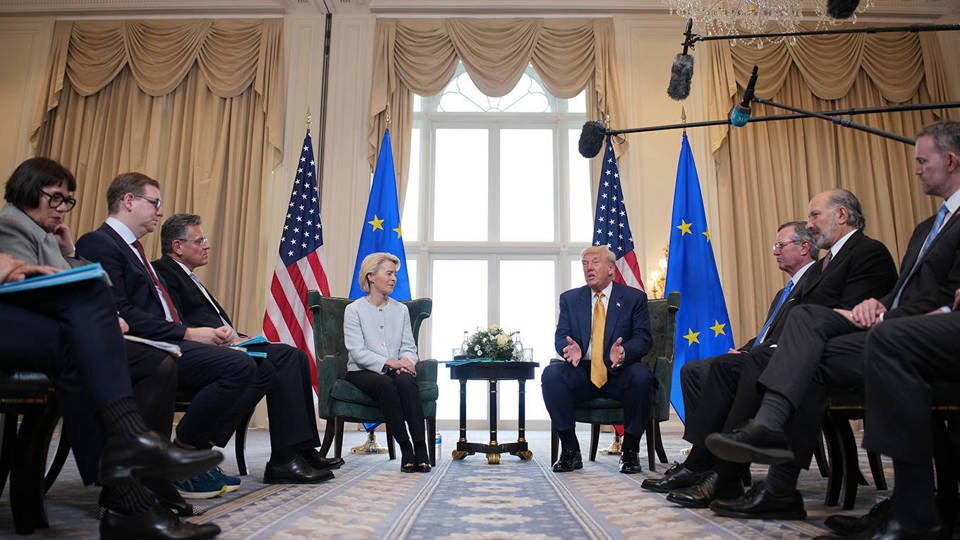 ZDA beležijo rekordne prihodke od carin, medtem ko se trgovinski sporazum med ZDA in EU sooča z različnimi odzivi