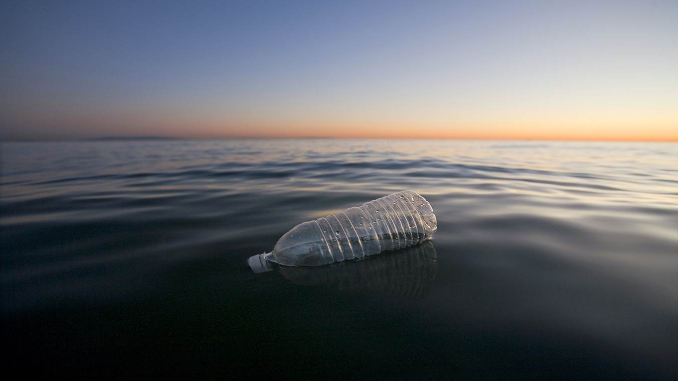 mohieldin25_Citizen of the PlanetEducation ImagesUIG via Getty Images_plastic in ocean