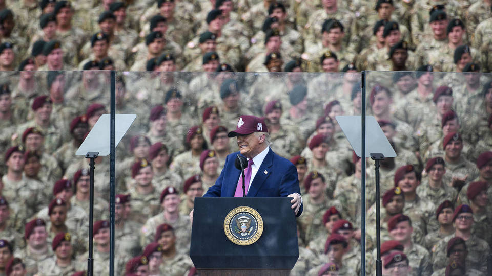 Trump se je soočil s protesti, kritikami in opozorili glede avtoritarizma