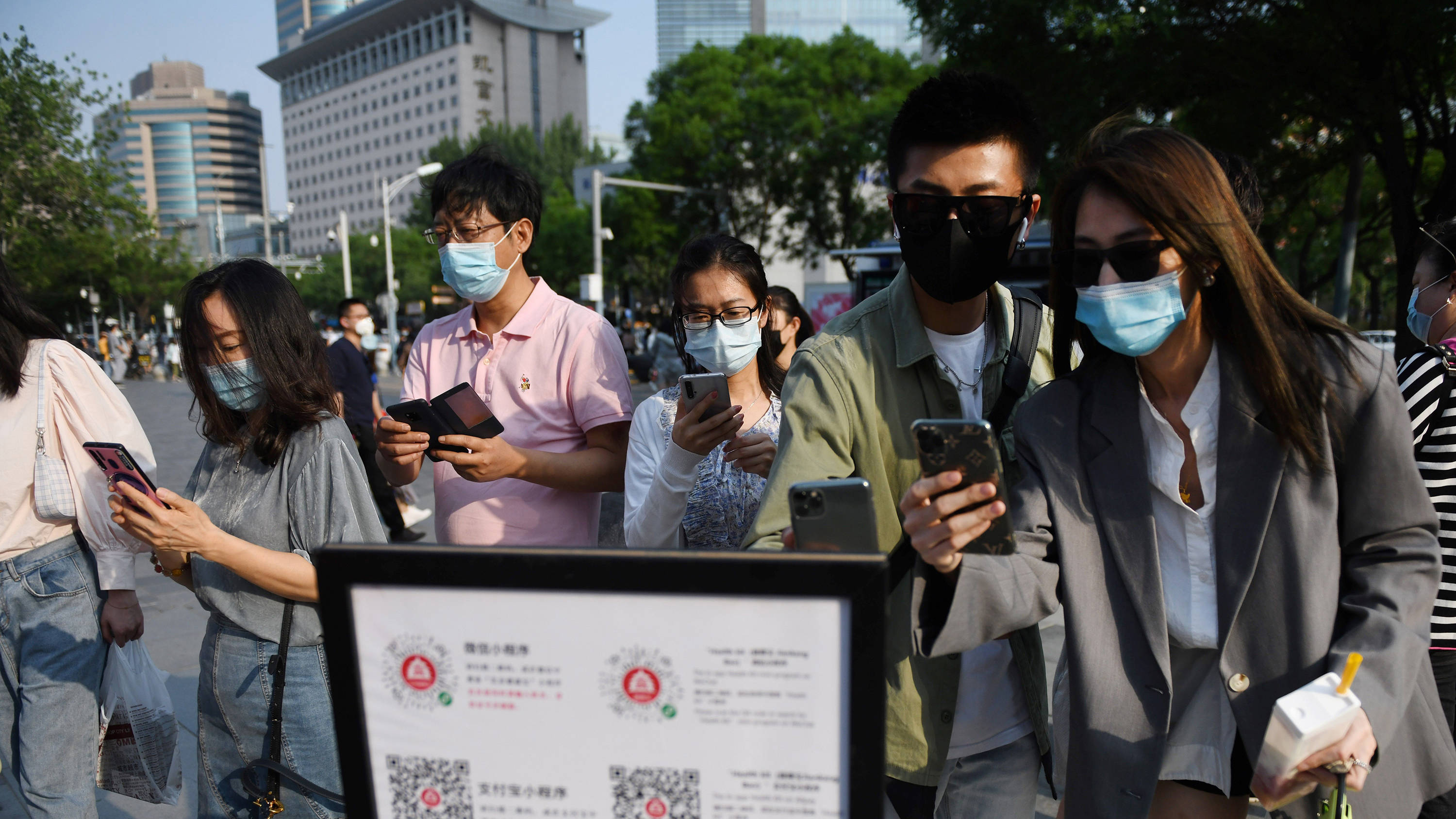 schmidt3_GREG BAKERAFP via Getty Images_chinacoronavirusappphone