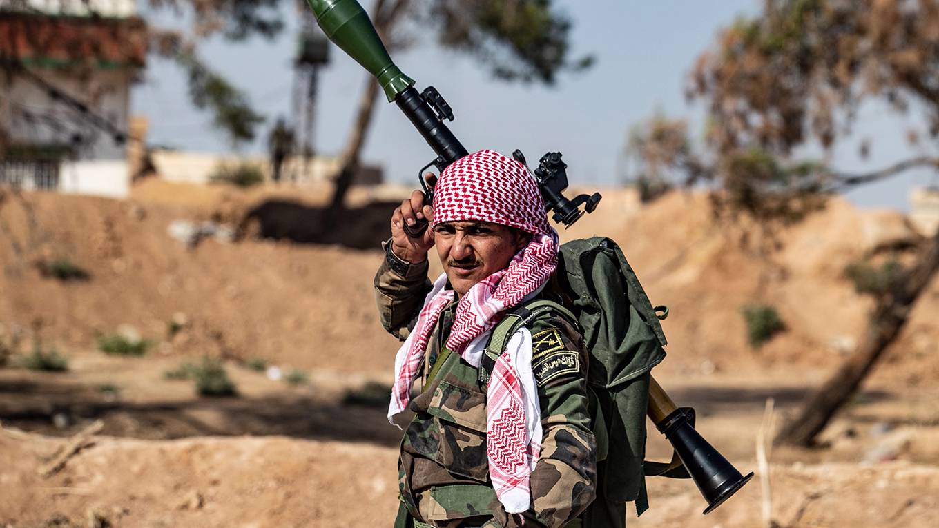 bildt69_DELIL SOULEIMANAFP via Getty Images_syriansoldiermissilegun