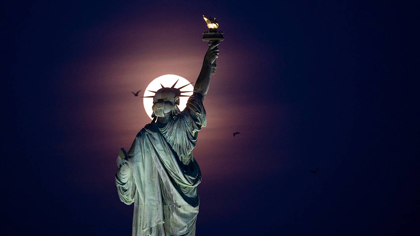 afriedman16_JOHANNEsEISELEAFPGettyImages_statueoflibertypurplemoon