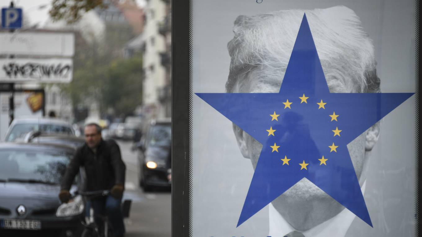sachs313_SebastionBozonAFPGettyImages_EUflagtrump