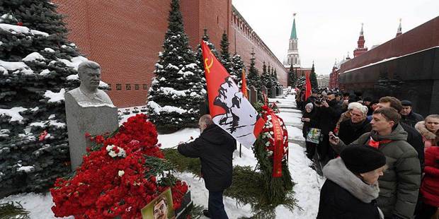 Communist party members lay flowers at Stalins grave