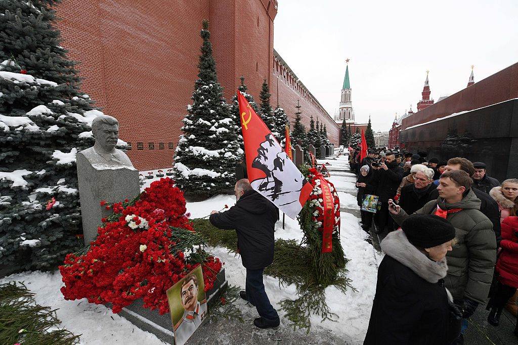 Communist party members lay flowers at Stalins grave