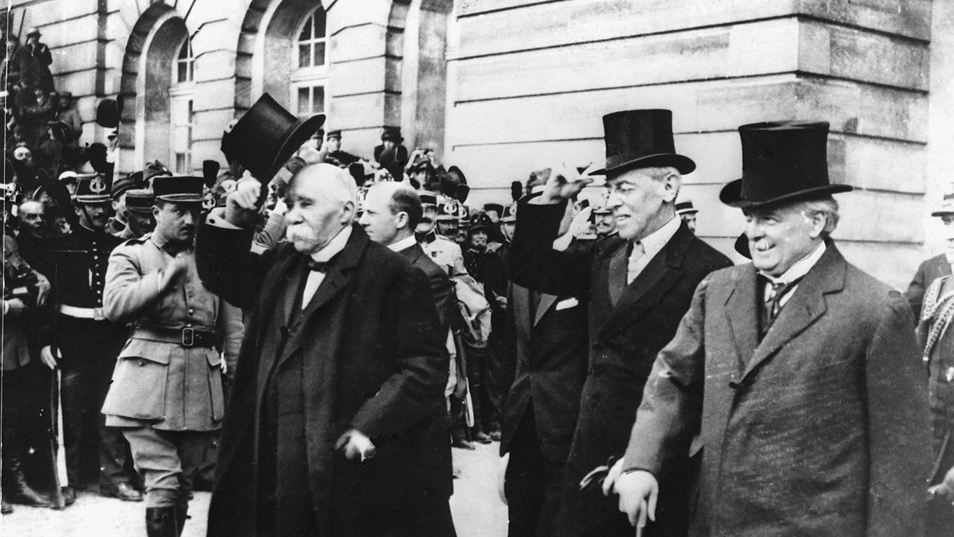 skidelsky140_Hulton-DeutschCollectionCorbisviaGettyImages_leaderscelebrateaftertreatyofversailles