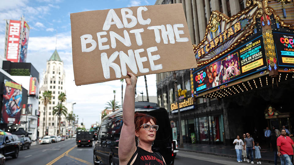 Trump se je soočil s kritikami, trgovinskimi pogajanji in pravnimi bitkami